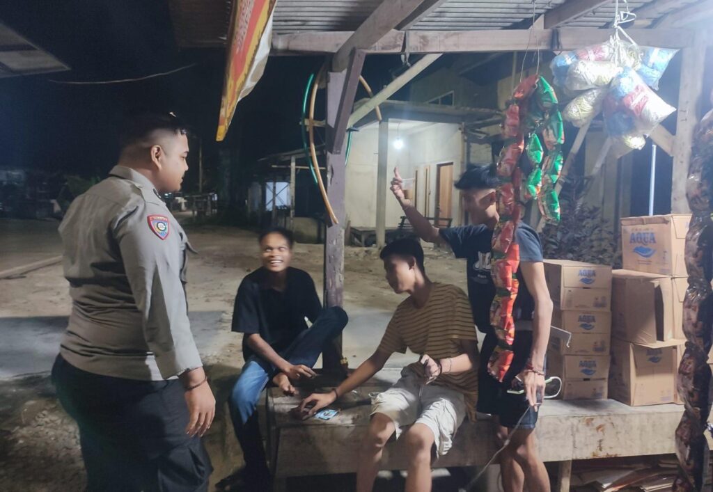 Laksanakan Patroli Dialogis, Bhabinkamtibmas Polsek Angsana Polres Pandeglang Sambangi Pemuda yang Sedang Berkumpul dan Sosialisasikan Bahaya Narkoba 3 WhatsApp Image 2024 07 09 at 21.40.56
