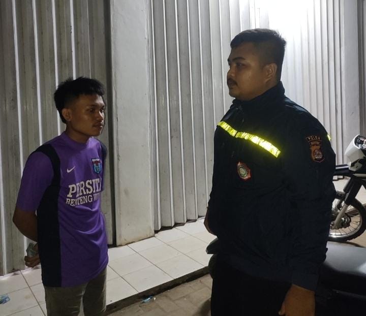 Bhabinkamtibmas Polsek Angsana Polres Pandeglang Briptu Agung Laksanakan Patroli Dialogis di Desa Angsana Sasar Pemukiman dan Waralaba 4 WhatsApp Image 2024 07 09 at 21.41.12
