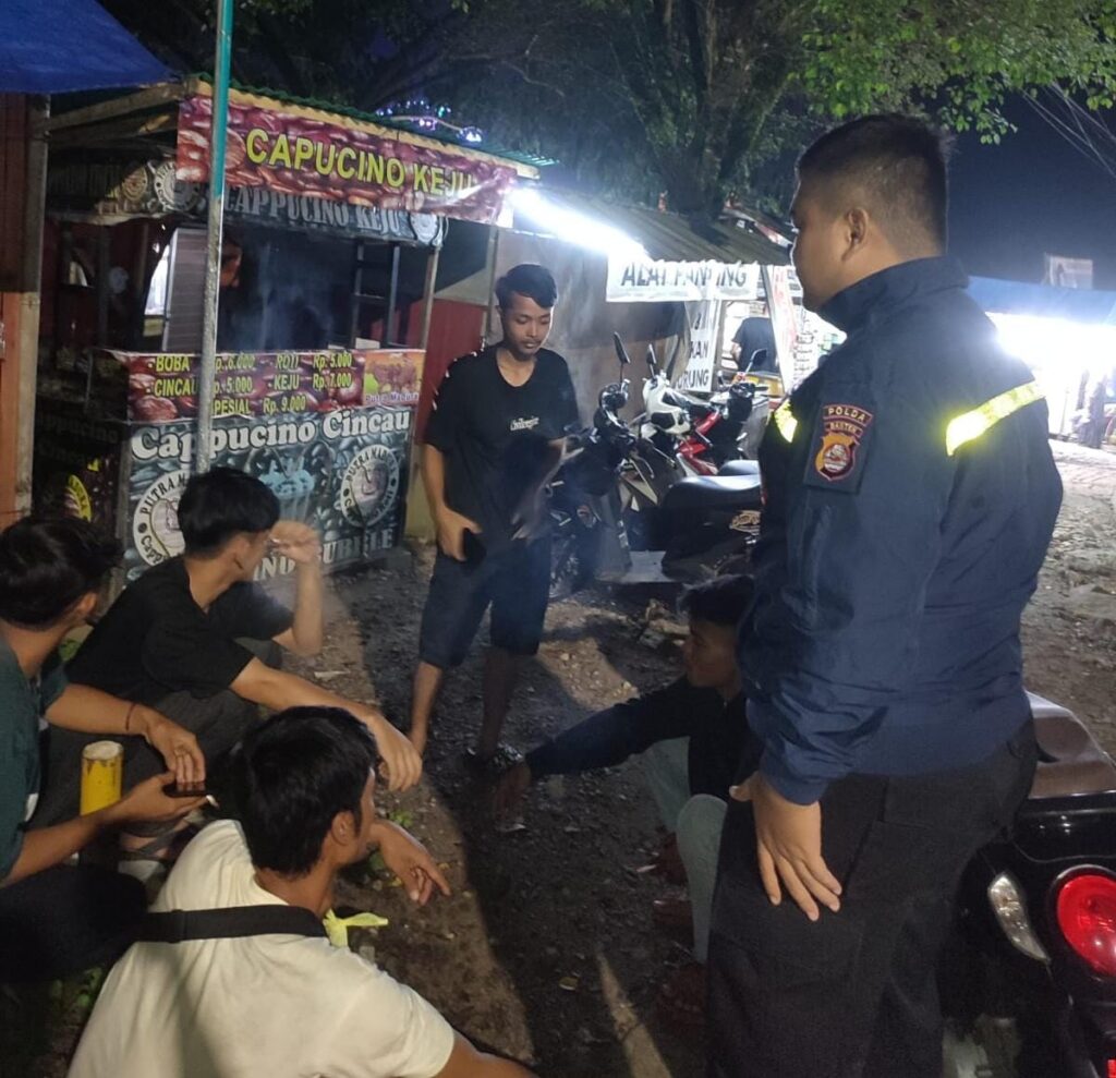 Bhabinkamtibmas Polsek Angsana Polres Pandeglang Briptu Agung Sambangi Masyarakat Desa Karangsari 6 WhatsApp Image 2024 07 09 at 21.41.53