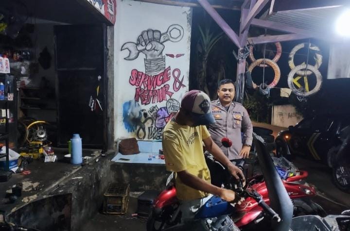 Bhabinkamtibmas Polsek Angsana Polres Pandeglang Sambangi Pemilik Bengkel Motor di Desa Angsana dan Sampaikan Himbauan Agar Tidak Menjual Knalpot Racing 8 WhatsApp Image 2024 07 09 at 21.42.13