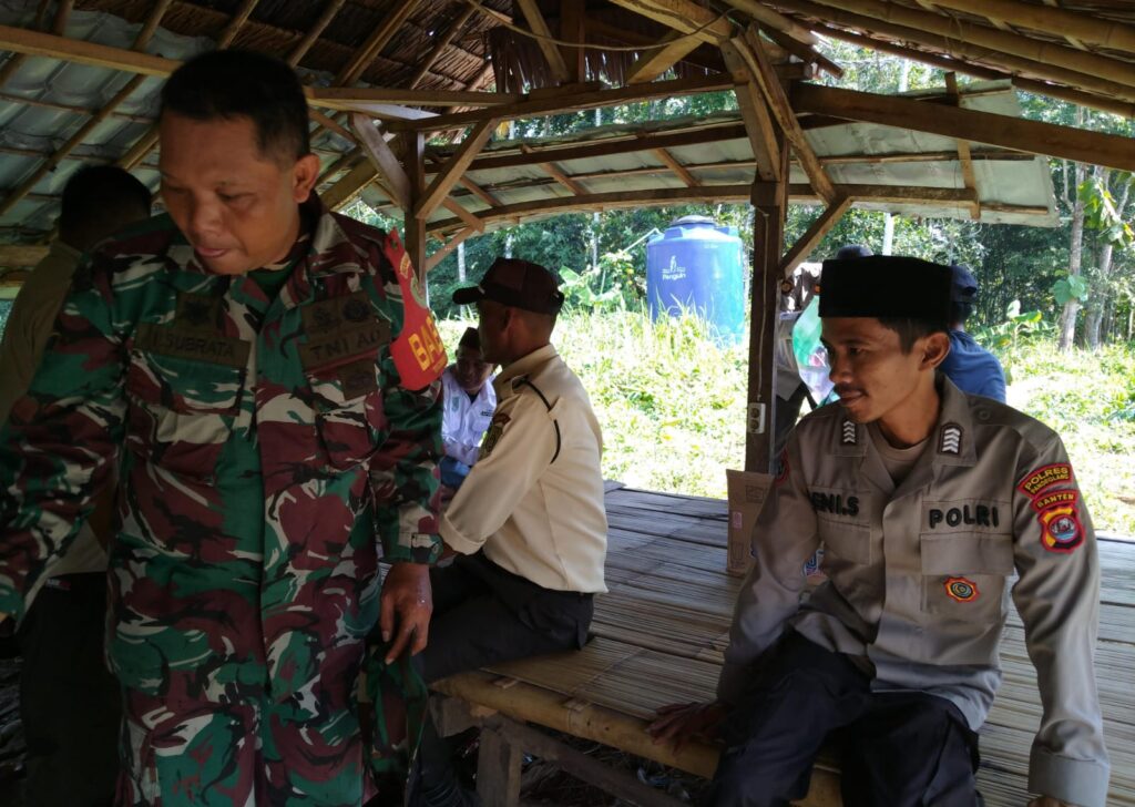 Kanit Binmas Polsek Angsana Polres Pandeglang Bripka Deni Sutarman Bersama Babinsa Serda Tata Sambangi Masyarakat Desa Cikayas 9 WhatsApp Image 2024 07 09 at 21.42.23