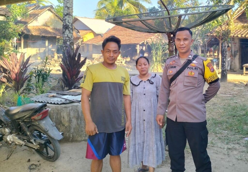 Bhabinkamtibmas Polsek Angsana Polres Pandeglang Brigadir Jumhani Sambangi Masyarakat Desa Sumurlaban dan Ajak Bersinergi Jaga Kamtibmas 10 WhatsApp Image 2024 07 09 at 21.42.33