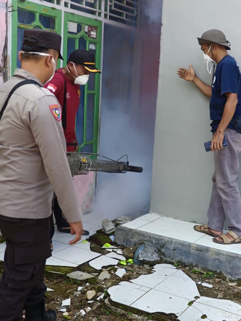 Bhabinkamtibmas Polsek Panimbang Dampingi Foging dengan Tim Kesehatan Puskesmas Sobang 2 WhatsApp Image 2024 07 11 at 01.24.50