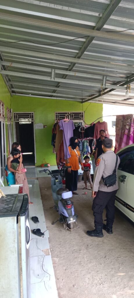 Bhabinkamtibmas Polsek Panimbang Melaksanakan Sambang di Desa Binaan 3 WhatsApp Image 2024 07 11 at 01.25.16