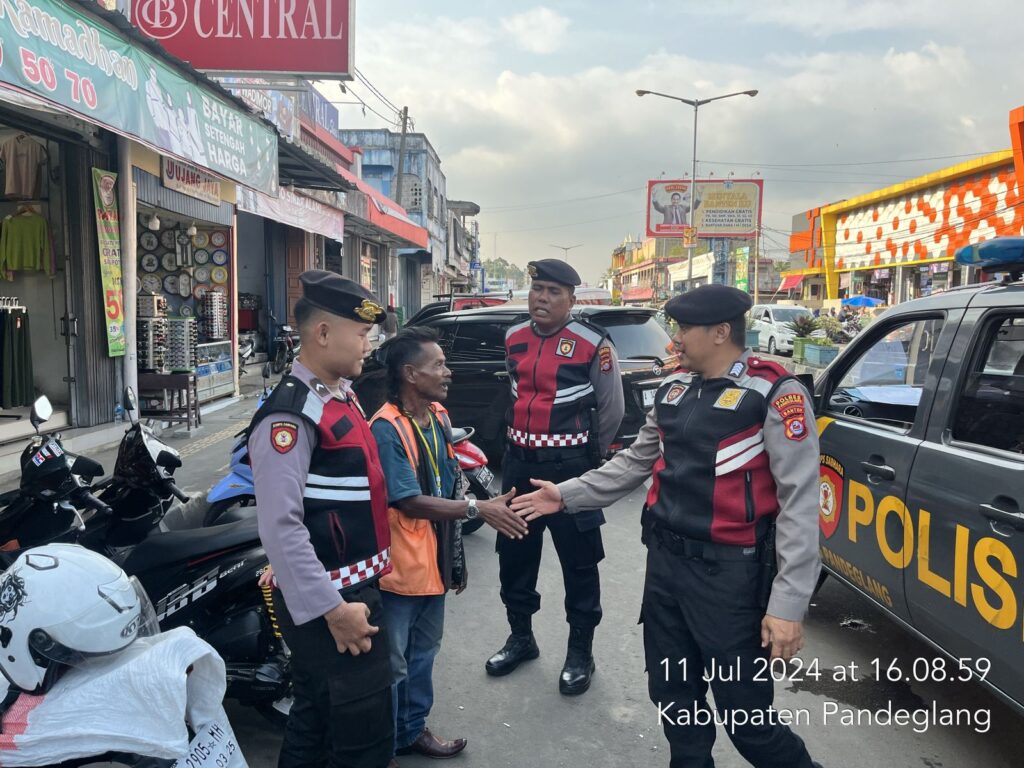 Sat Samapta Polres Pandeglang Gelar Patroli Dialogis di Pasar Badak, Berikan Edukasi kepada Juru Parkir 10 WhatsApp Image 2024 07 11 at 18.22.04