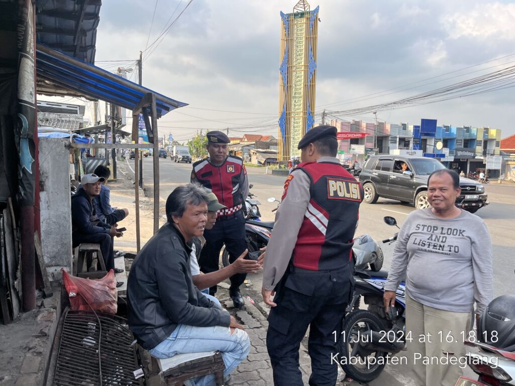 Sat Samapta Polres Pandeglang Sambangi Driver Ojek Pengkolan di Persimpangan Cigadung, Ajak Ngobrol Seputar Kamtibmas 9 WhatsApp Image 2024 07 11 at 18.22.08