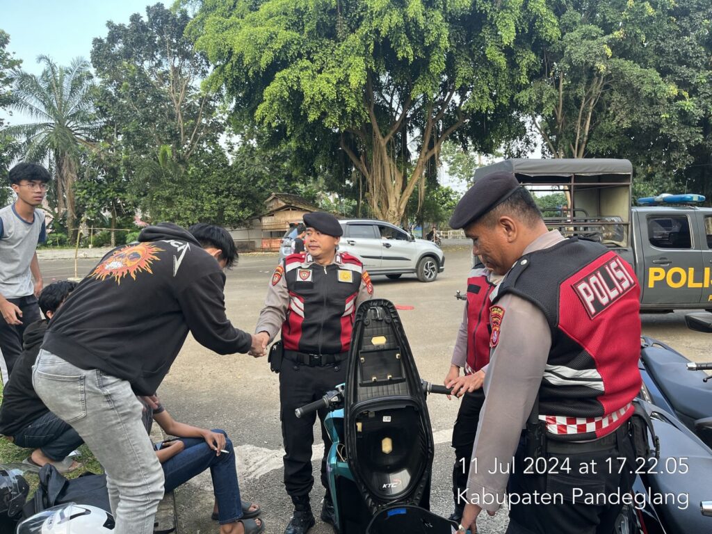 Sat Samapta Polres Pandeglang Gelar Patroli Dialogis di Stadion Badak Pandeglang untuk Cegah Penyakit Masyarakat 8 WhatsApp Image 2024 07 11 at 18.22.15