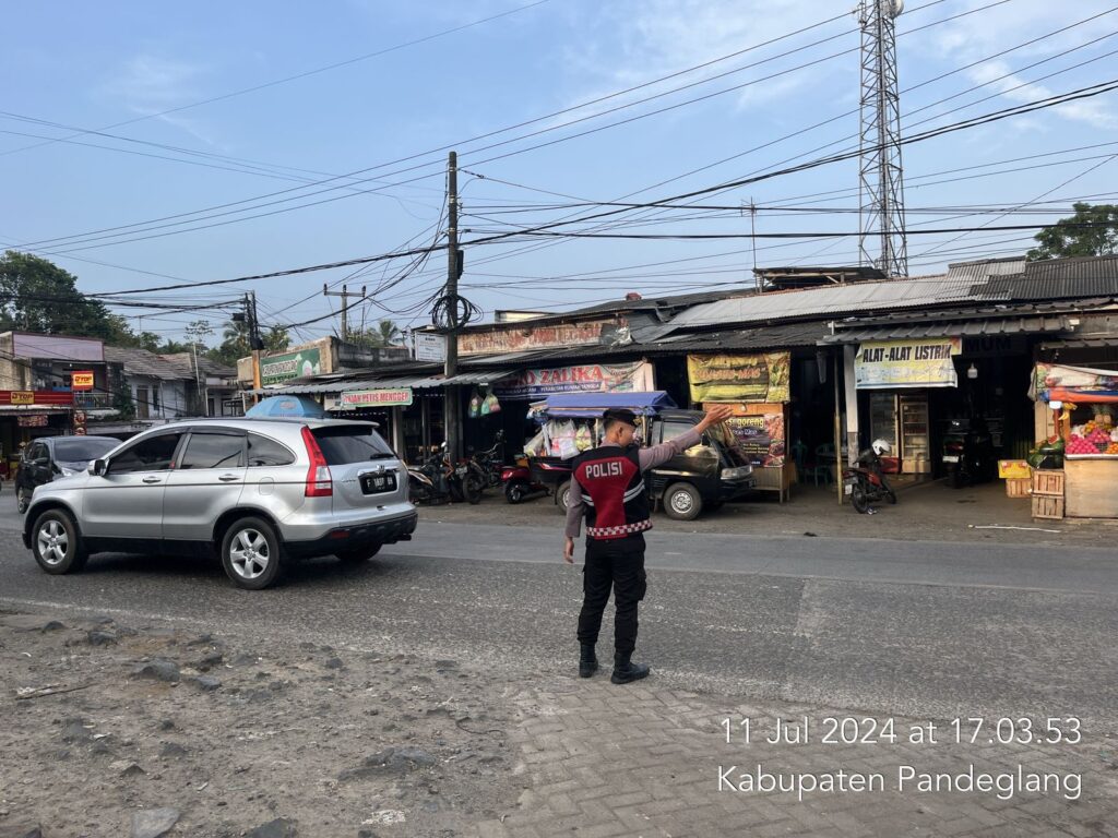 Cegah Kemacetan di Pertigaan Mengger, Sat Samapta Polres Pandeglang Gelar Pelayanan Prima Pengaturan Lalu Lintas 7 WhatsApp Image 2024 07 11 at 18.22.18