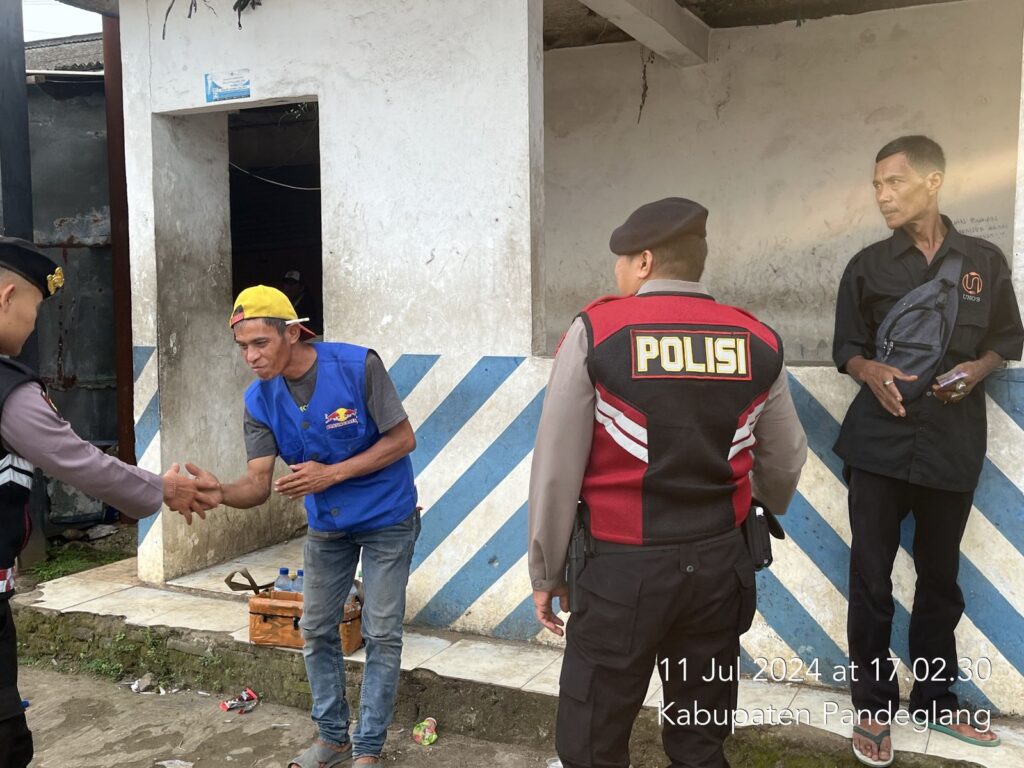 Sat Samapta Polres Pandeglang Sambangi Pedagang Asongan di Pemberhentian Bus Mengger, Berikan Himbauan Kamtibmas 6 WhatsApp Image 2024 07 11 at 18.22.20