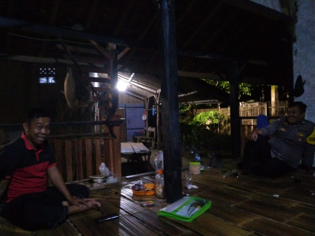 Bhabinkamtibmas Polsek Angsana Polres Pandeglang Briptu Agung Sambangi Kepala Desa Kramatmanik Sdr. Enung dan Ajak Bersinergi Jaga Kamtibmas 8 WhatsApp Image 2024 07 12 at 01.04.47