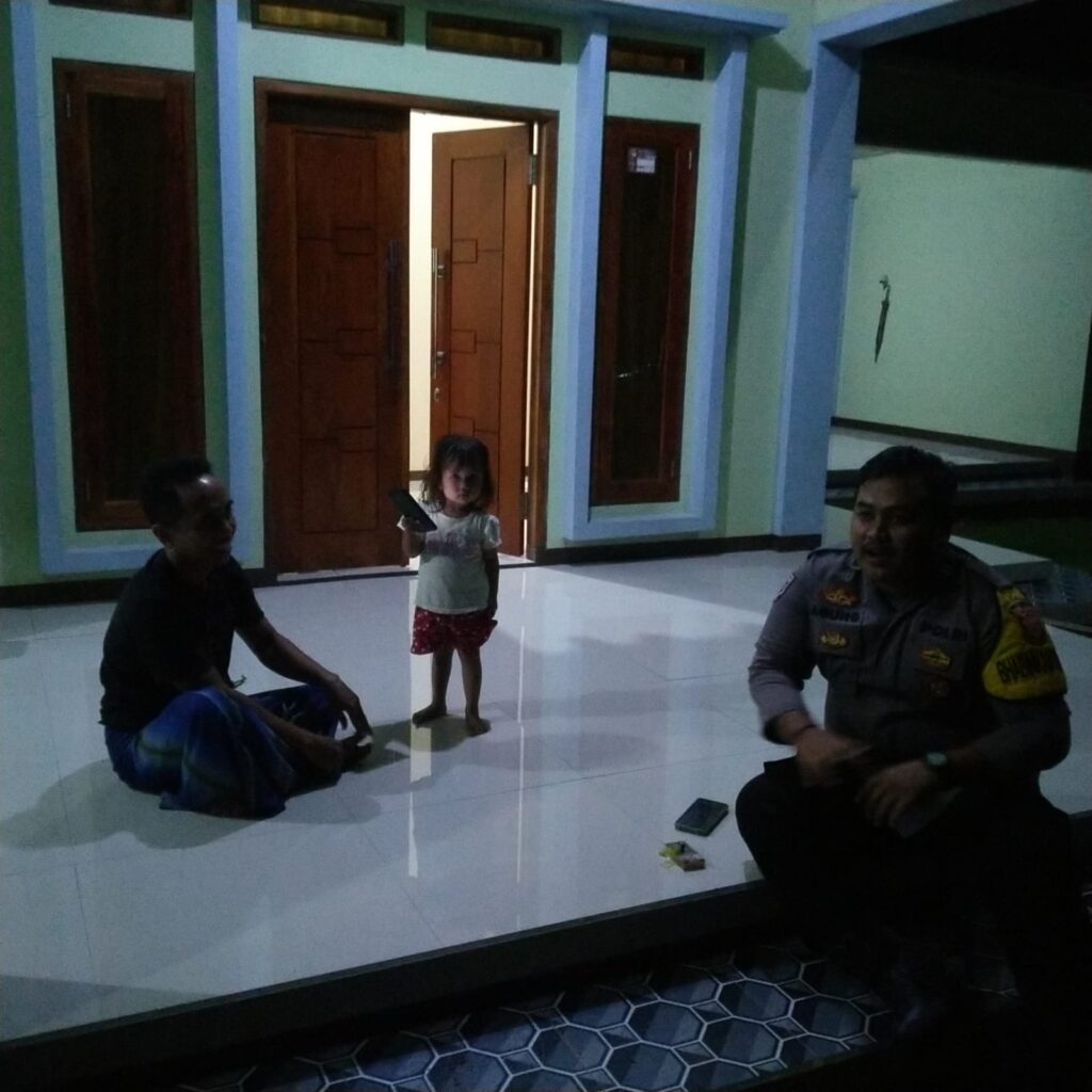 Bhabinkamtibmas Polsek Angsana Polres Pandeglang Briptu Agung Sambangi Masyarakat Desa Karangsari dan Sampaikan Pesan Kamtibmas 10 WhatsApp Image 2024 07 12 at 01.05.14