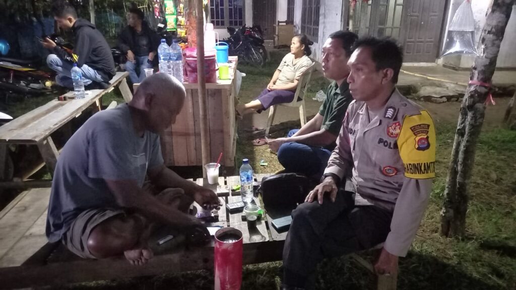 Bripka Yudi dari Polsek Carita Dialog dengan Tokoh Masyarakat saat Patroli Malam 3 WhatsApp Image 2024 07 13 at 06.12.03