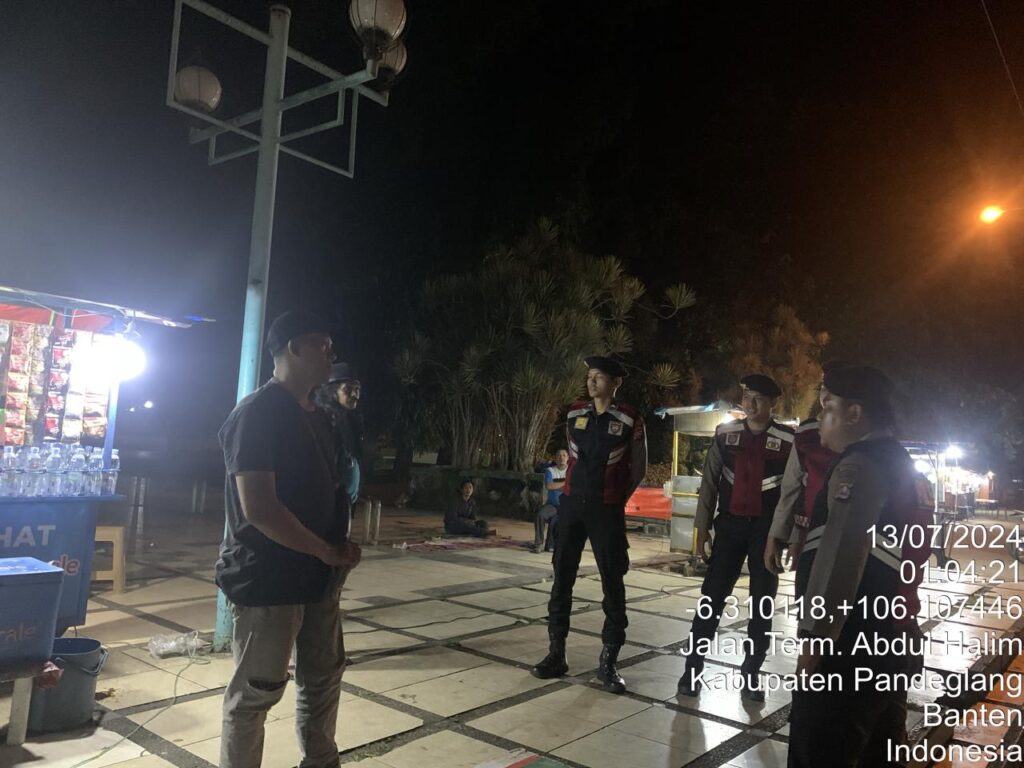 Sat Samapta Polres Pandeglang Gelar Patroli Malam Dialogis di Alun-Alun Pandeglang 5 WhatsApp Image 2024 07 13 at 06.32.11