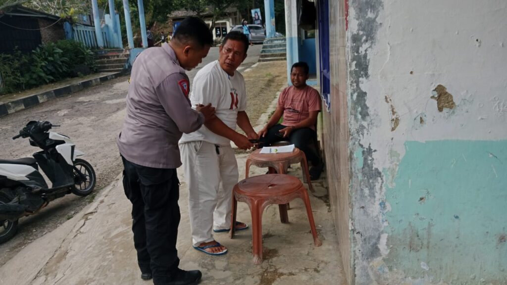 Dialogis dengan Pengelola Pantai, Personil Polsek Carita Bripka Bobi Tingkatkan Kerja Sama Keamanan di Carita 3 WhatsApp Image 2024 07 13 at 17.03.20