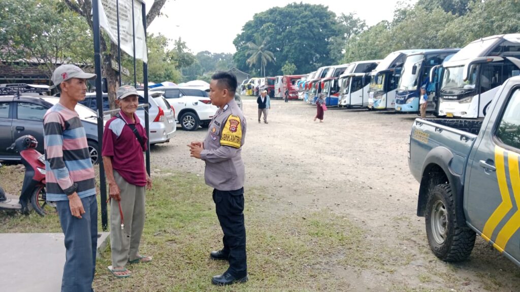 Personil Polsek Carita Bripka Bobi Beri Himbauan kepada Penjaga Parkir di Pantai Karangsari 4 WhatsApp Image 2024 07 13 at 17.05.11