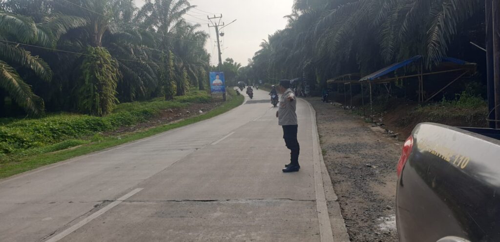 Polsek Picung Melaksanakan Pengaturan Lalu Lintas di Persimpangan Picung - Munjul 5 WhatsApp Image 2024 07 13 at 17.05.14