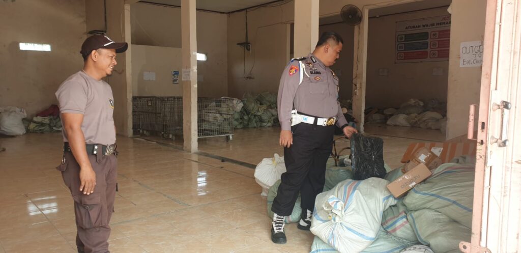 Polsek Picung Siap Membantu Pengusaha Pengantar Barang: Laporkan Oknum Nakal ke Ps. Kanit Propam Bripka Elang 7 WhatsApp Image 2024 07 13 at 17.05.51