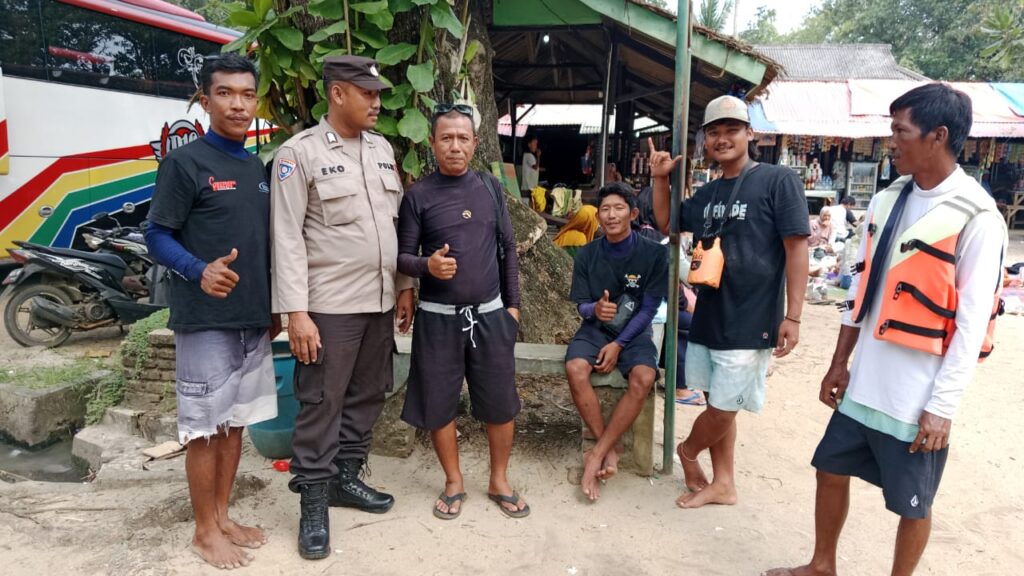 Personil Polsek Carita Laksanakan Patroli Dialogis dengan Penyewa Boat di Pantai 8 WhatsApp Image 2024 07 13 at 17.07.01