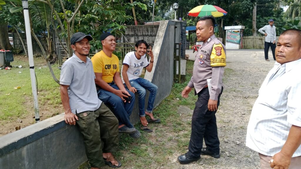 Personil Polsek Carita Bripka Bobi Bincang dengan Supir Bus Pariwisata di Carita 9 WhatsApp Image 2024 07 13 at 17.09.00