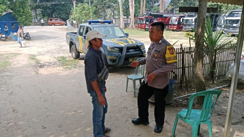 Polsek Carita Beri Himbauan Berlalu Lintas kepada Pengunjung Pantai Carita 10 WhatsApp Image 2024 07 13 at 17.14.44