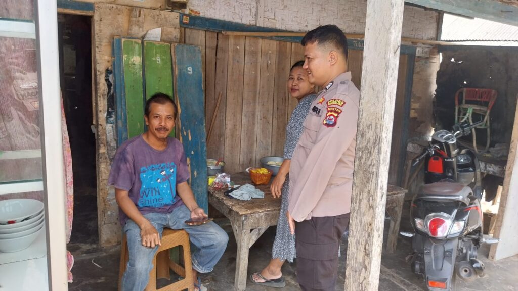 Bhabinkamtibmas Polsek Sumur Desa Sumberjaya Jalin Silaturahmi dengan Warga 2 WhatsApp Image 2024 07 13 at 17.41.46
