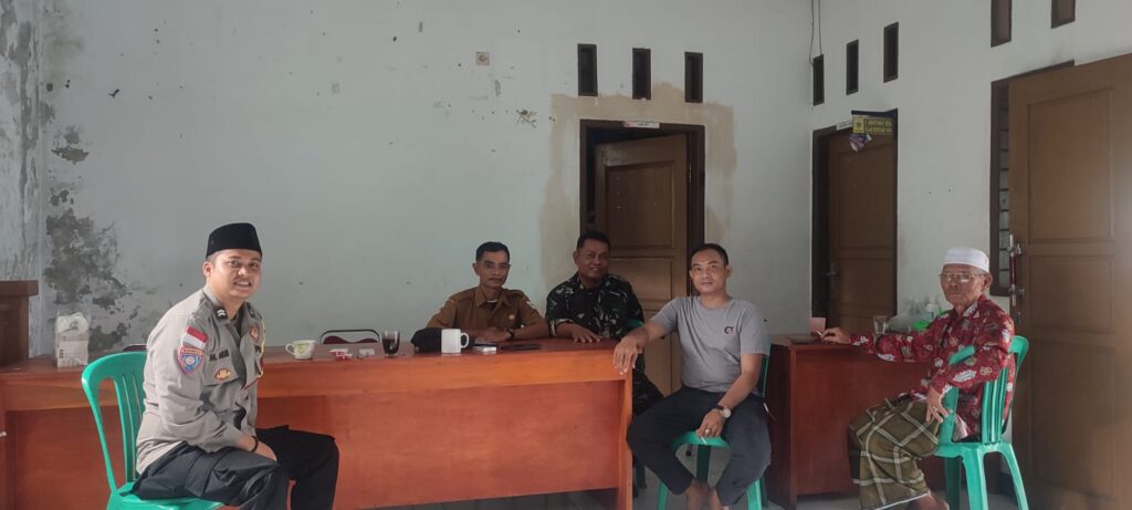 Polsek Cikeusik Gelar Sambang Kamtibmas dan Silaturahmi Bersama Warga 3 WhatsApp Image 2024 07 13 at 19.33.14
