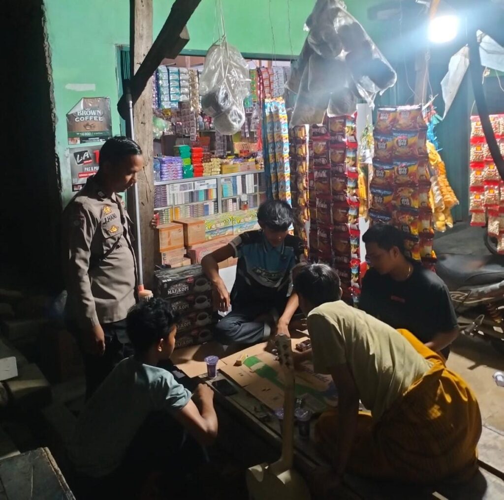 Patroli Dialogis, Bhabinkamtibmas Polsek Angsana Polres Pandeglang Sapa Warga Desa Angsana dan Sampaikan Pesan Kamtibmas 4 WhatsApp Image 2024 07 13 at 19.34.51
