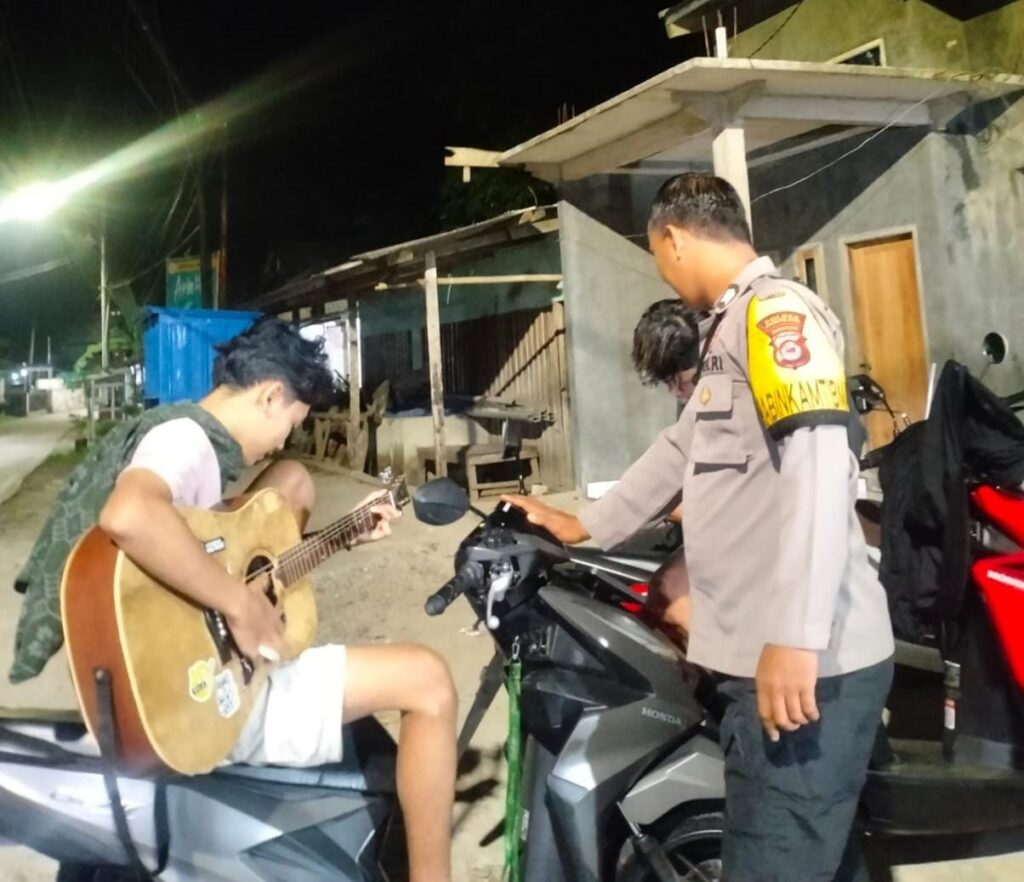 Patroli Dialogis, Upaya Bhabinkamtibmas Polsek Angsana Polres Pandeglang Cegah Gangguan Kamtibmas 5 WhatsApp Image 2024 07 13 at 19.35.05