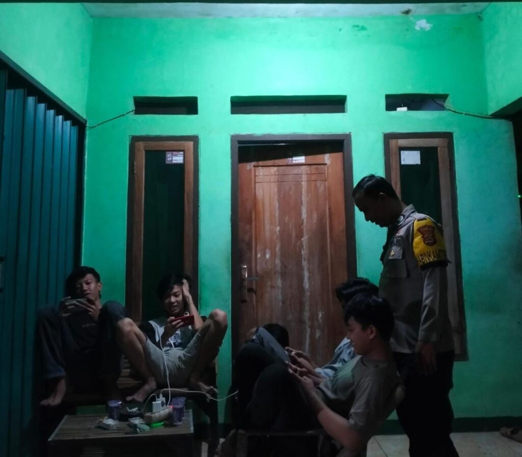 Sambangi Masyarakat Desa Sumurlaban, Bhabinkamtibmas Polsek Angsana Polres Brigadir Jumhani Sampaikan Pesan Kamtibmas 6 WhatsApp Image 2024 07 13 at 19.35.14