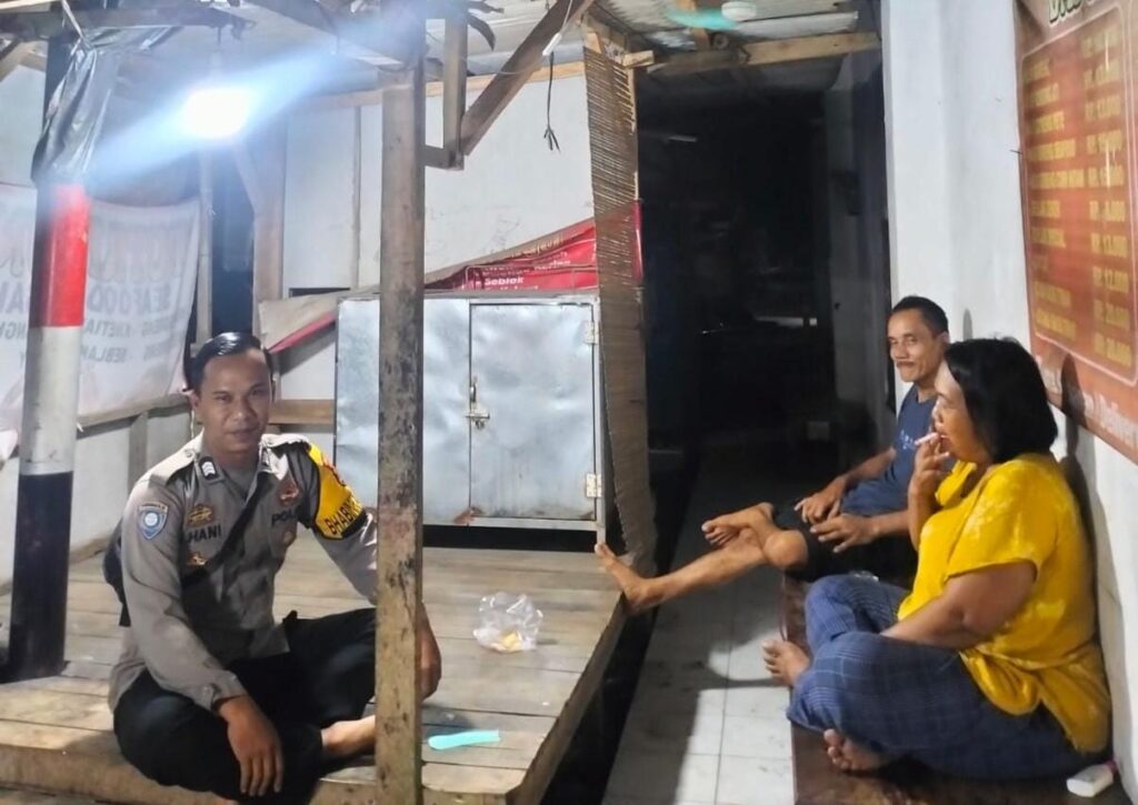 Bhabinkamtibmas Polsek Angsana Polres Pandeglang Brigadir Jumhani Sambangi Masyarakat Desa Padamulya 9 WhatsApp Image 2024 07 13 at 19.35.49