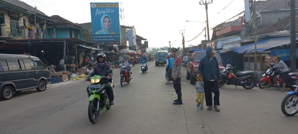 Polsek Cimanuk Polres Pandeglang Rutin Atasi Kemacetan dengan Pengaturan Lalu Lintas 8 WhatsApp Image 2024 07 13 at 21.24.41