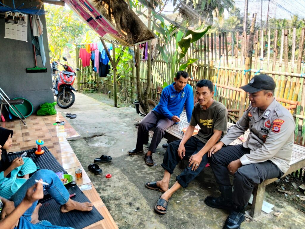 Bhabinkamtibmas Polsek Patia Membangun Kemitraan dengan Masyarakat Desa Pasirkadu 10 WhatsApp Image 2024 07 13 at 21.44.06