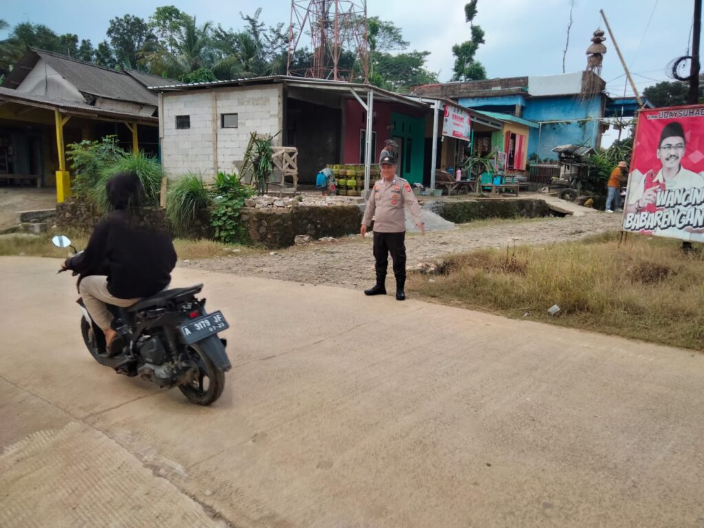 Personil Polsek Patia Polres Pandeglang Menjamin Keamanan dan Kelancaran Arus Lalu Lintas 1 WhatsApp Image 2024 07 13 at 21.45.14