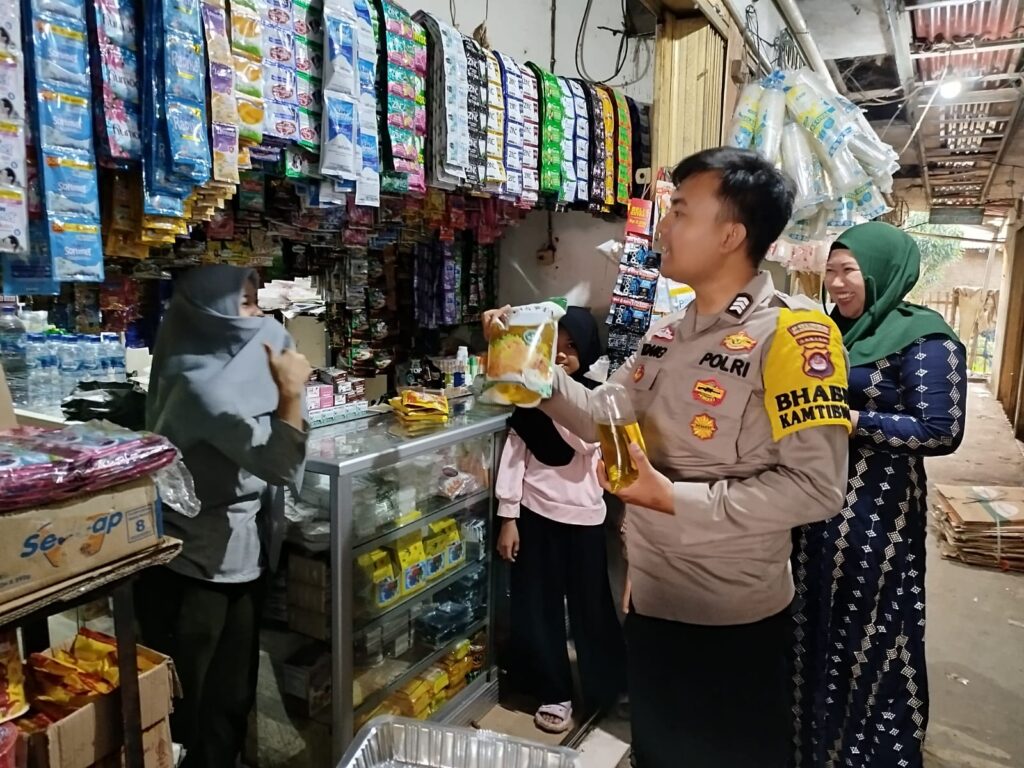 Polsek Cimanuk Polres Pandeglang Awasi Stabilitas Harga Sembako 2 WhatsApp Image 2024 07 13 at 21.53.37