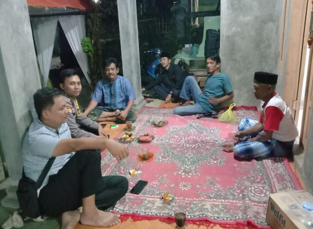 Bhabinkamtibmas Polsek Cimanuk Polres Pandeglang Membangun Silaturahmi dengan Warga Cikaduen 3 WhatsApp Image 2024 07 13 at 21.56.50