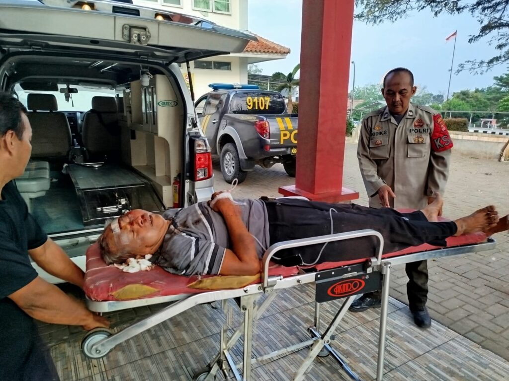 Personil Polsek Cimanuk Polres Pandeglang Sigap Berikan Pertolongan kepada Korban Kecelakaan Lalu Lintas di Jalan Raya Cimanuk-Labuan 6 WhatsApp Image 2024 07 13 at 22.16.08