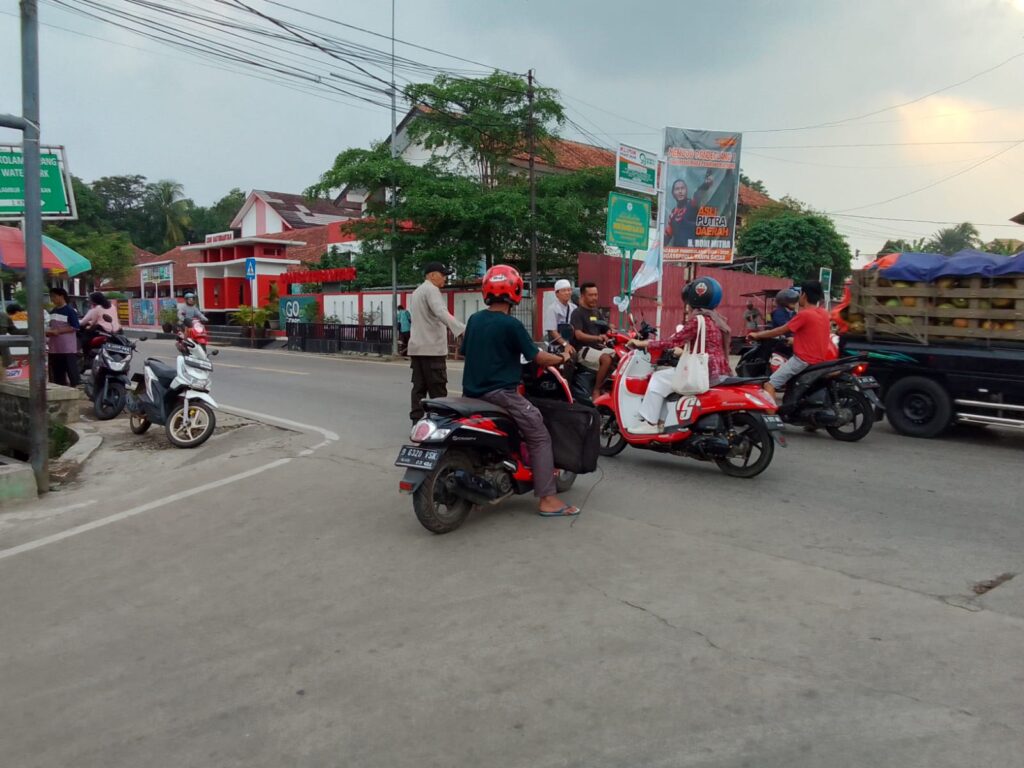 Personil Polsek Cimanuk Melaksanakan Pengaturan Lalu Lintas di Jl. Raya Labuan-Pandeglang untuk Mengurangi Kemacetan 7 WhatsApp Image 2024 07 13 at 22.17.39