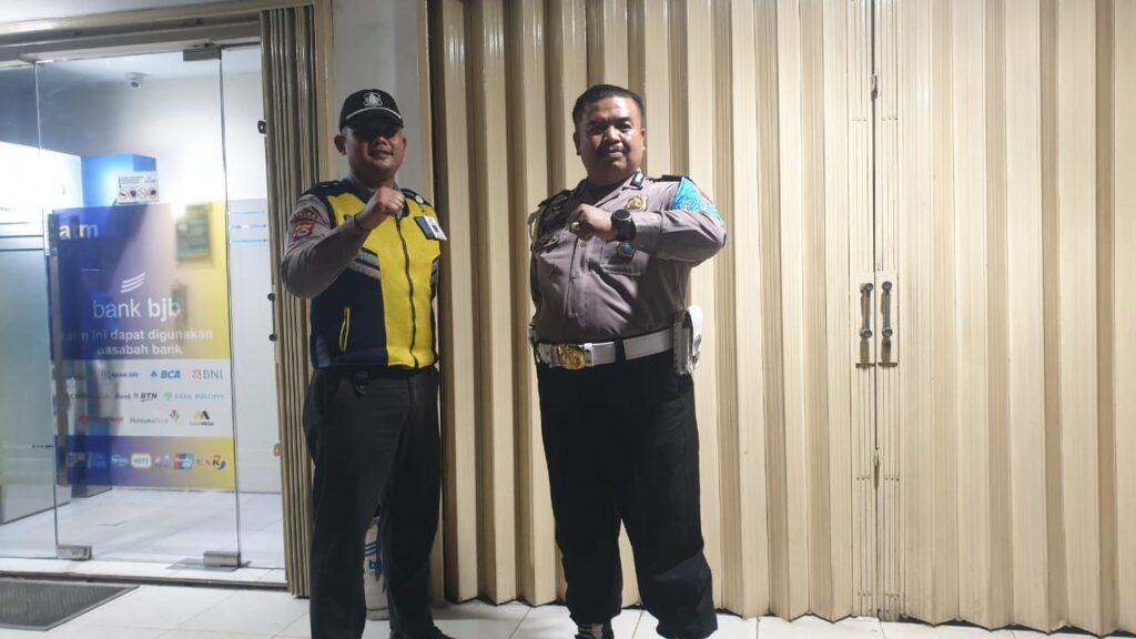 Polsek Picung Polres Pandeglang Gelar Patroli Malam Antisipasi C3 8 WhatsApp Image 2024 07 13 at 23.45.03