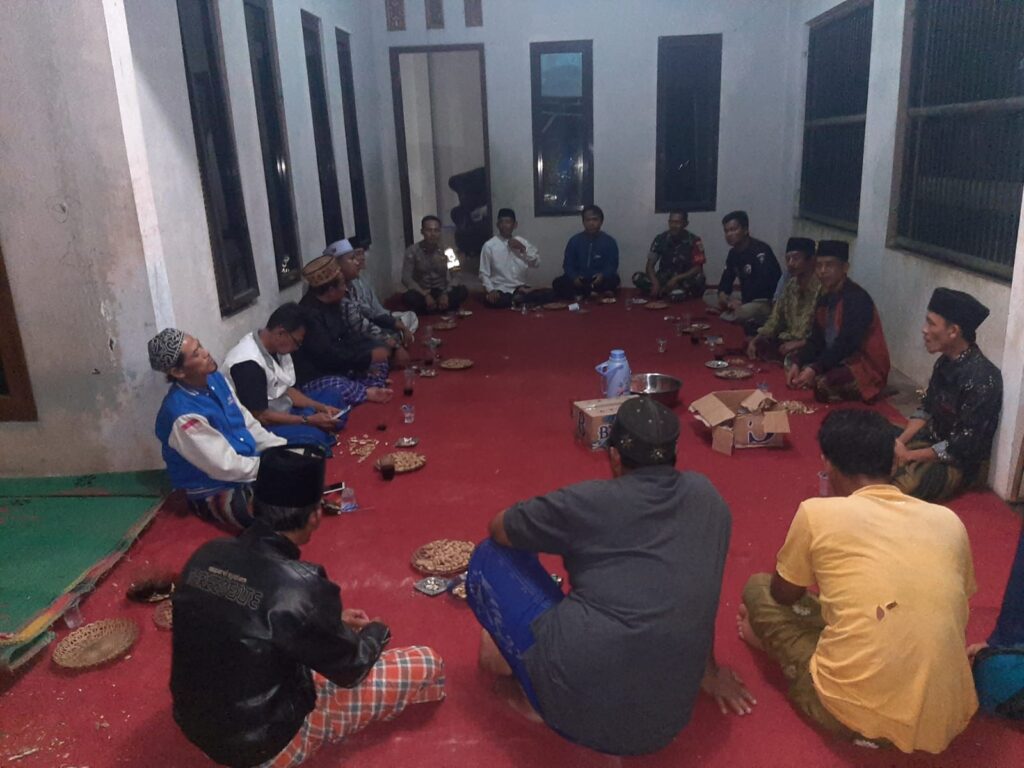 Bhabinkamtibmas Polsek Cadasari Desa Tanagara Gelar Musyawarah dengan Tokoh Setempat Terkait Pelaksanaan Ronda Malam 10 WhatsApp Image 2024 07 14 at 09.57.31