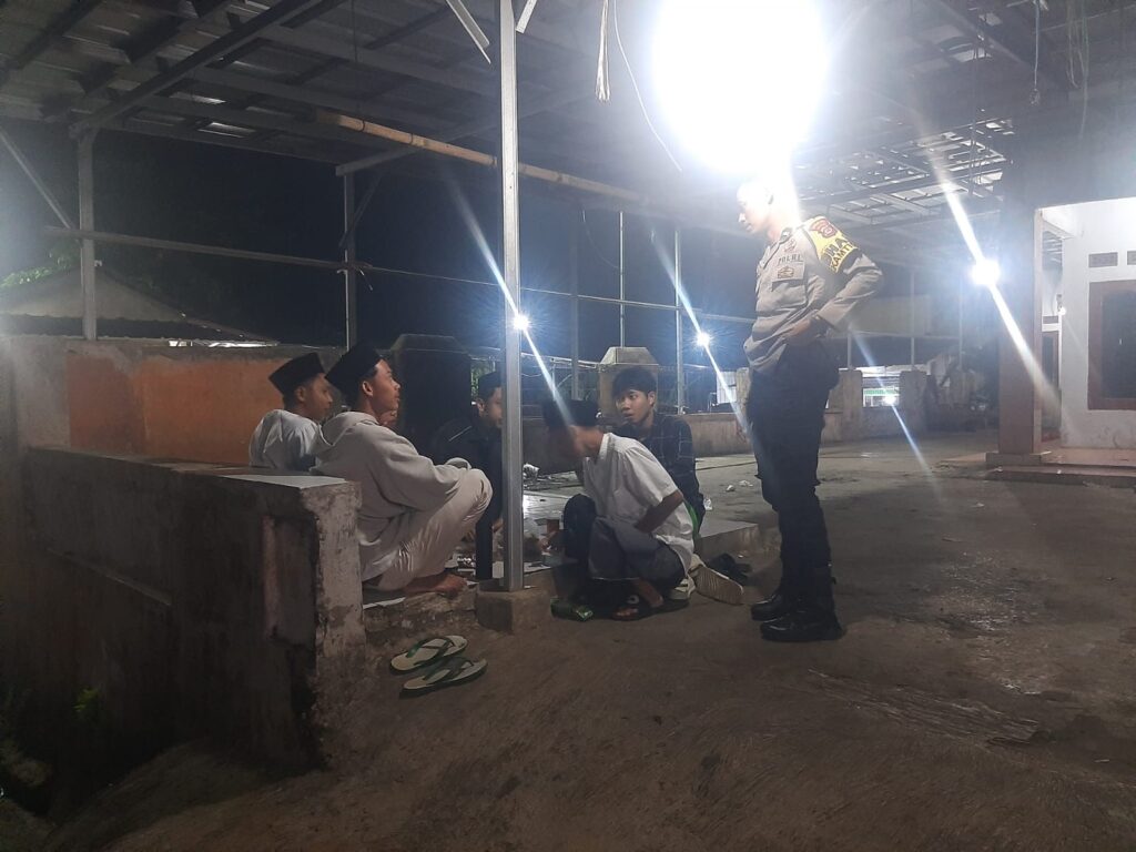 Bhabinkamtibmas Polsek Cadasari Desa Tanagara Laksanakan Sambang ke Warga, Fokus pada Keamanan Lingkungan 7 WhatsApp Image 2024 07 14 at 09.58.18