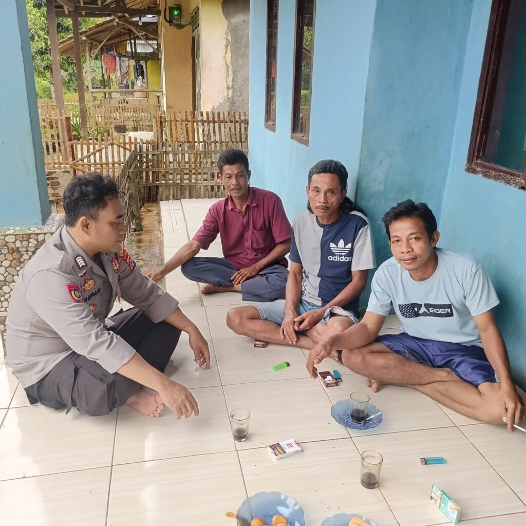 Polsek Picung Melakukan Silaturahmi dan Mengimbau Menjaga Kamtibmas bersama - sama 4 WhatsApp Image 2024 07 14 at 13.59.11