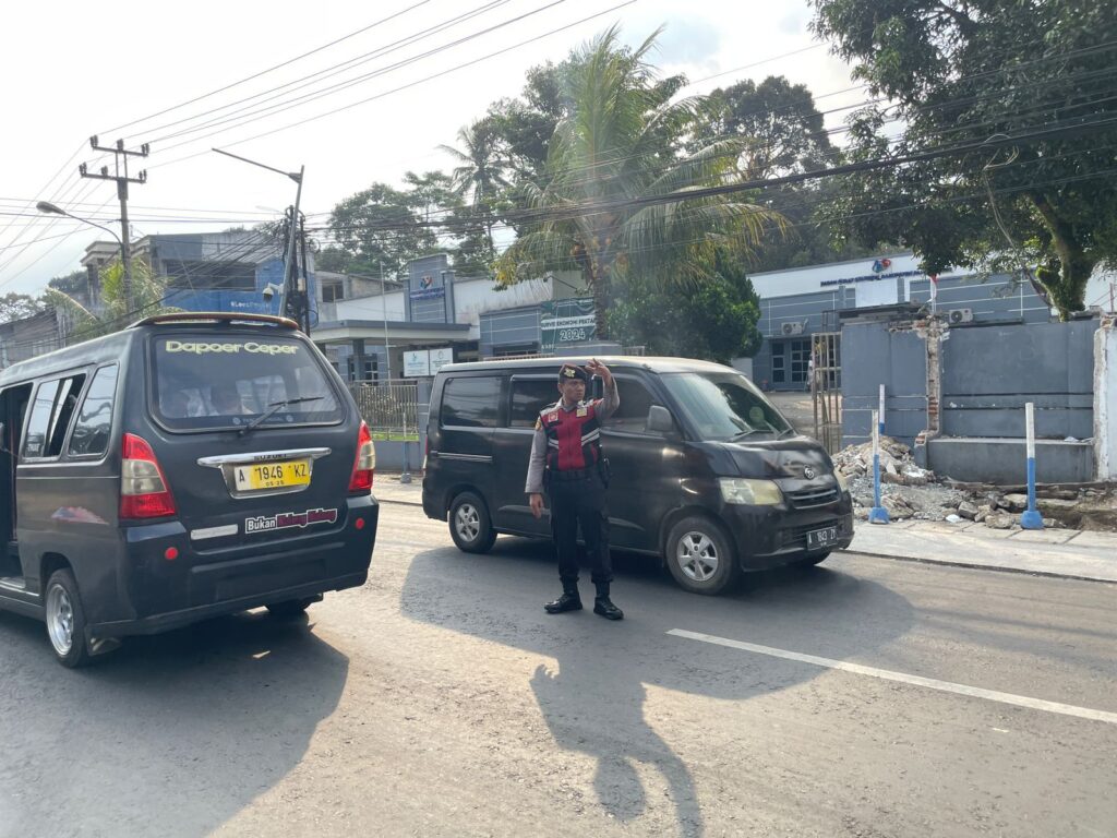 Sat Samapta Polres Pandeglang Ciptakan Kamseltibcar Lantas dengan Pengaturan Lalu Lintas di Pertigaan Cipacung 2 WhatsApp Image 2024 07 14 at 17.20.44