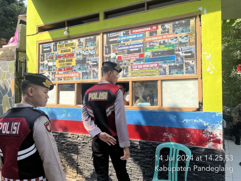 Sat Samapta Polres Pandeglang Gelar Patroli di Lokasi Wisata, Berikan Himbauan Terkait Harga Tiket 4 WhatsApp Image 2024 07 14 at 17.21.02