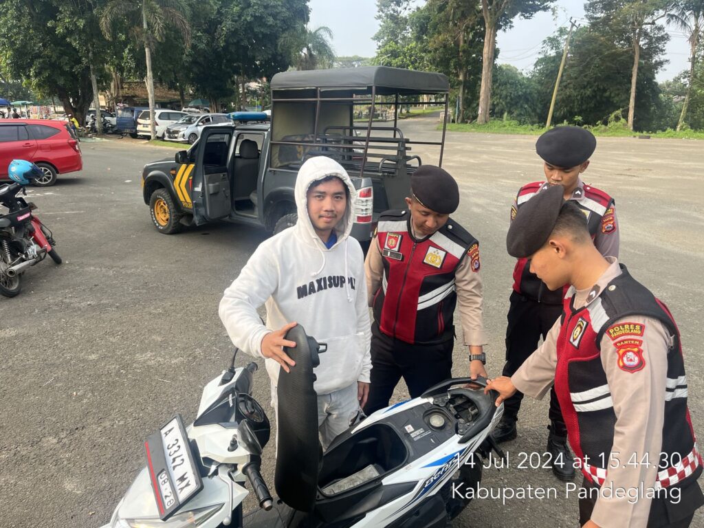 Sat Samapta Polres Pandeglang Gelar Patroli Dialogis di Stadion Badak Pandeglang untuk Antisipasi Aksi Balap Liar 3 WhatsApp Image 2024 07 14 at 17.21.03
