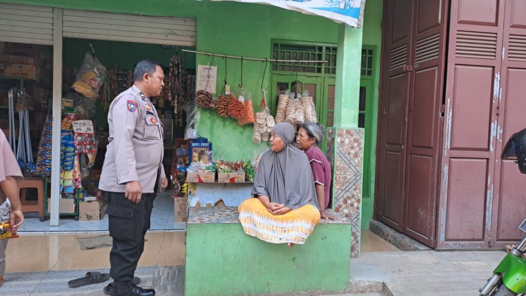 Bhabinkamtibmas Polsek Cadasari Kelurahan Cigadung Laksanakan Sambang kepada Warga 7 WhatsApp Image 2024 07 15 at 08.55.37