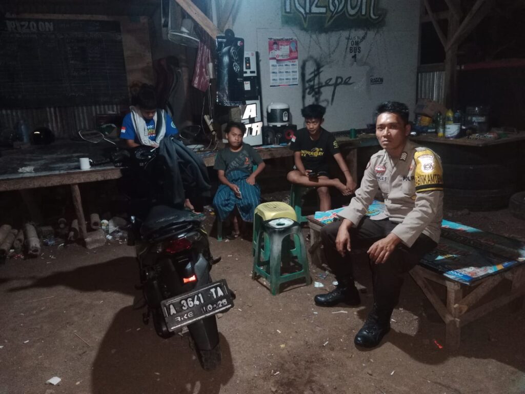 Bhabinkamtibmas Polsek Cadasari, Bripka Asep Asvina, Kunjungi Pemuda di Malam Hari untuk Jaga Keamanan Lingkungan 5 WhatsApp Image 2024 07 15 at 08.56.19