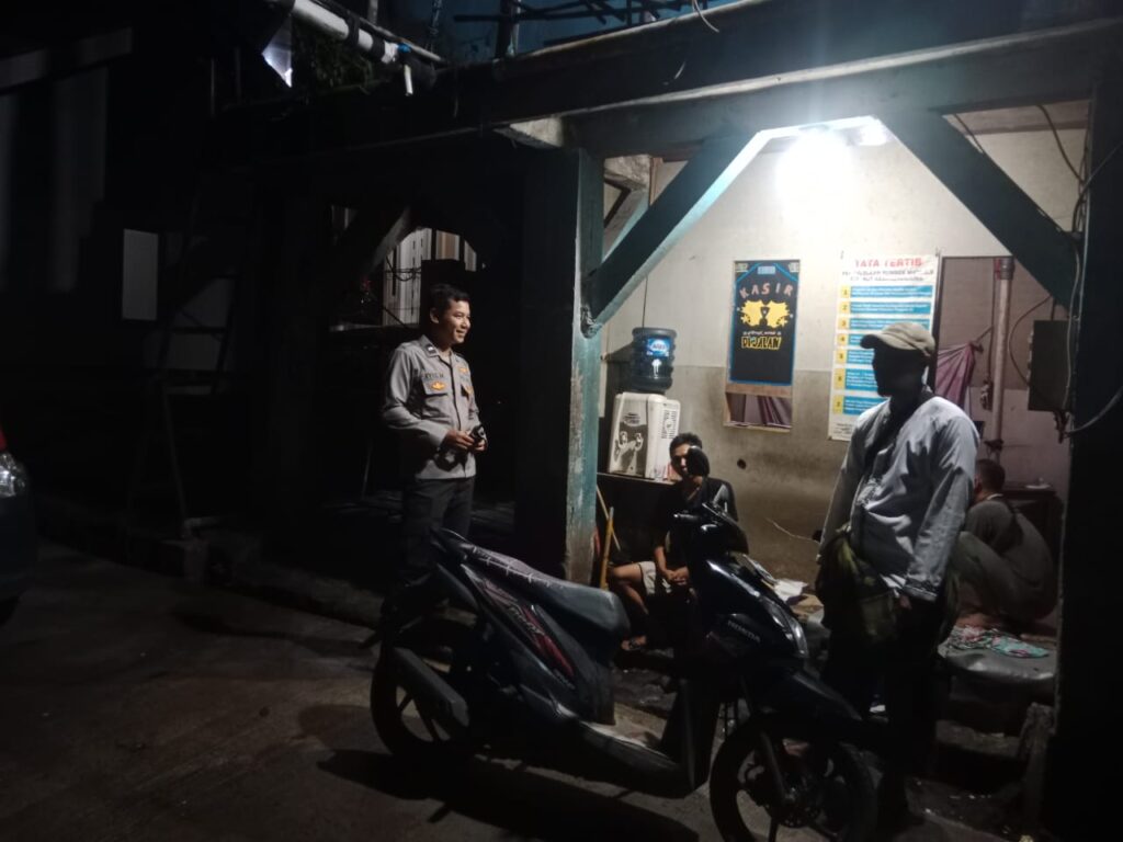 Patroli Polsek Cadasari Sambangi Warga yang Sedang Melaksanakan Ronda Malam 4 WhatsApp Image 2024 07 15 at 08.56.33