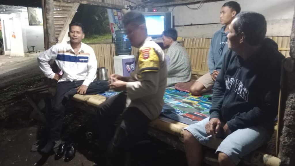 Bahbinkamtibmas Polsek Cadasari, Bripka Asep Asvina, Melaksanakan Sambang kepada Warga yang Sedang Ronda 3 WhatsApp Image 2024 07 15 at 08.56.45