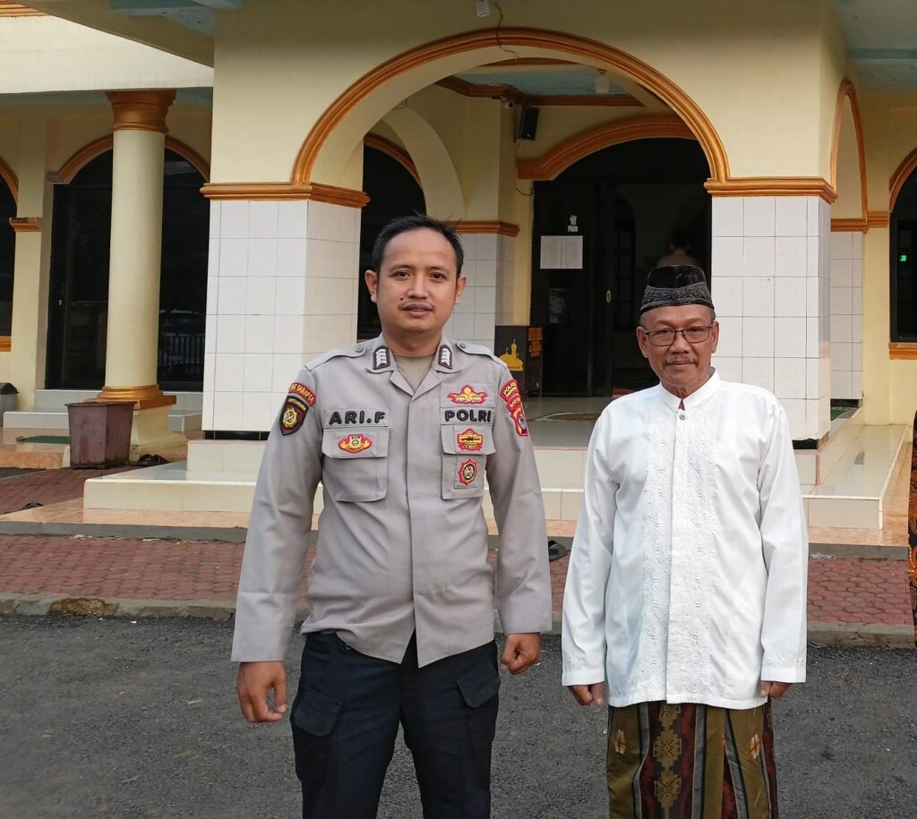 Personil Polsek Bojong Polres Pandeglang Sambangi Tokoh Masyarakat di Desa Binaan untuk Perkuat Silaturahmi dan Jalin Sinergitas dalam Menciptakan Kondusifitas Wilayah 9 WhatsApp Image 2024 07 16 at 16.05.18