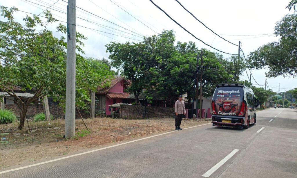 Personil Polsek Bojong Polres Pandeglang Berikan Pelayanan Prima dengan Menciptakan Kelancaran Lalulintas di Jalan Raya Saketi - Munjul 8 WhatsApp Image 2024 07 16 at 17.03.29